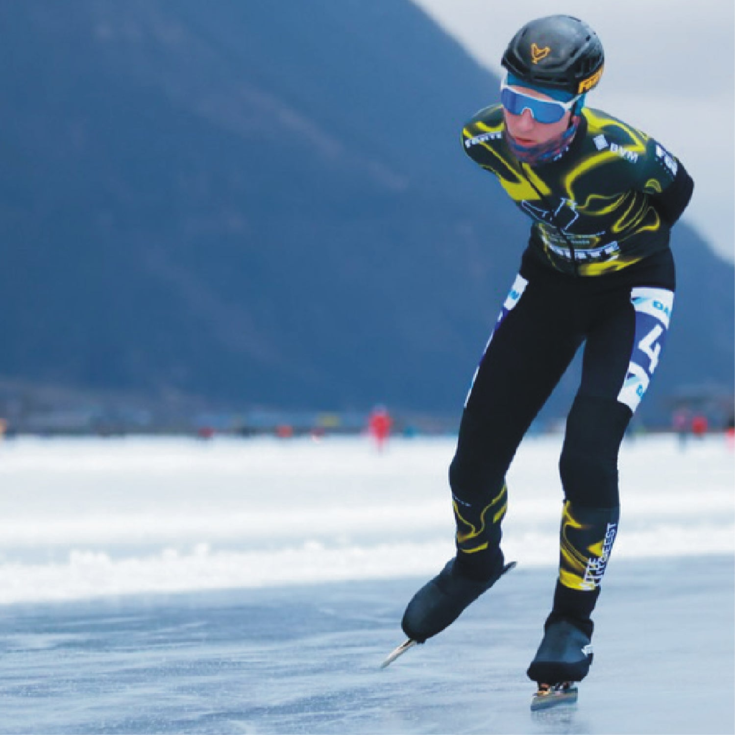 Een schaatser in Forte kleding schaatspak