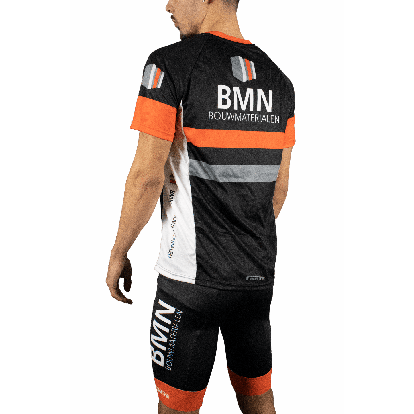 BMN Bouwmaterialen sportshirt op model – moderne pasvorm en stijlvol design voor sport en teamkleding