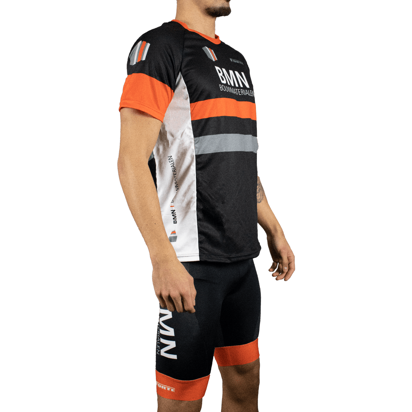 BMN running tee gedragen door model – strak sportshirt met professionele uitstraling, geschikt voor diverse sportactiviteiten