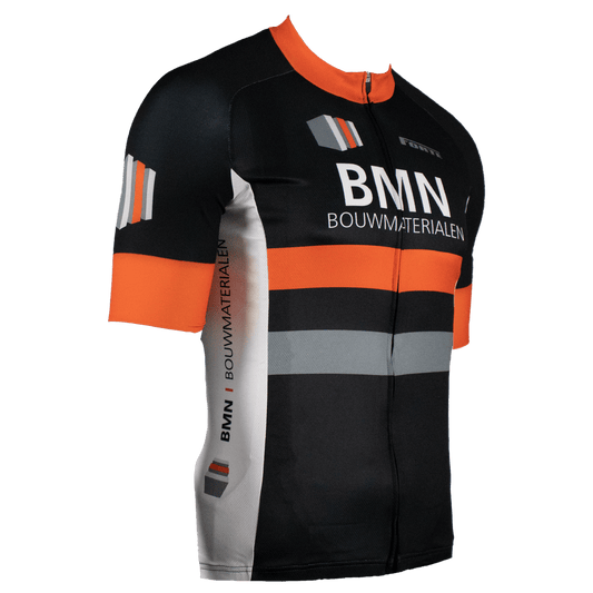 Zijaanzicht BMN Bouwmaterialen wielershirt – strak en sportief ontwerp met zijpanelen voor optimale pasvorm