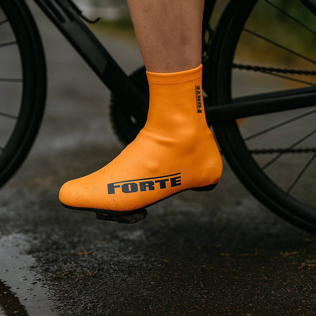 Overschoen van oranje rubber gekleurdvoor schone en droge voeten tijdens de wielerrit - wielrennen shoecover