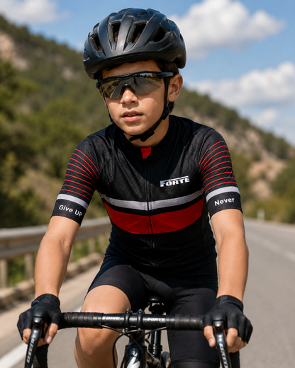 Jonge wielrenner draagt zwart-rood Forte kinderwielershirt op een racefiets