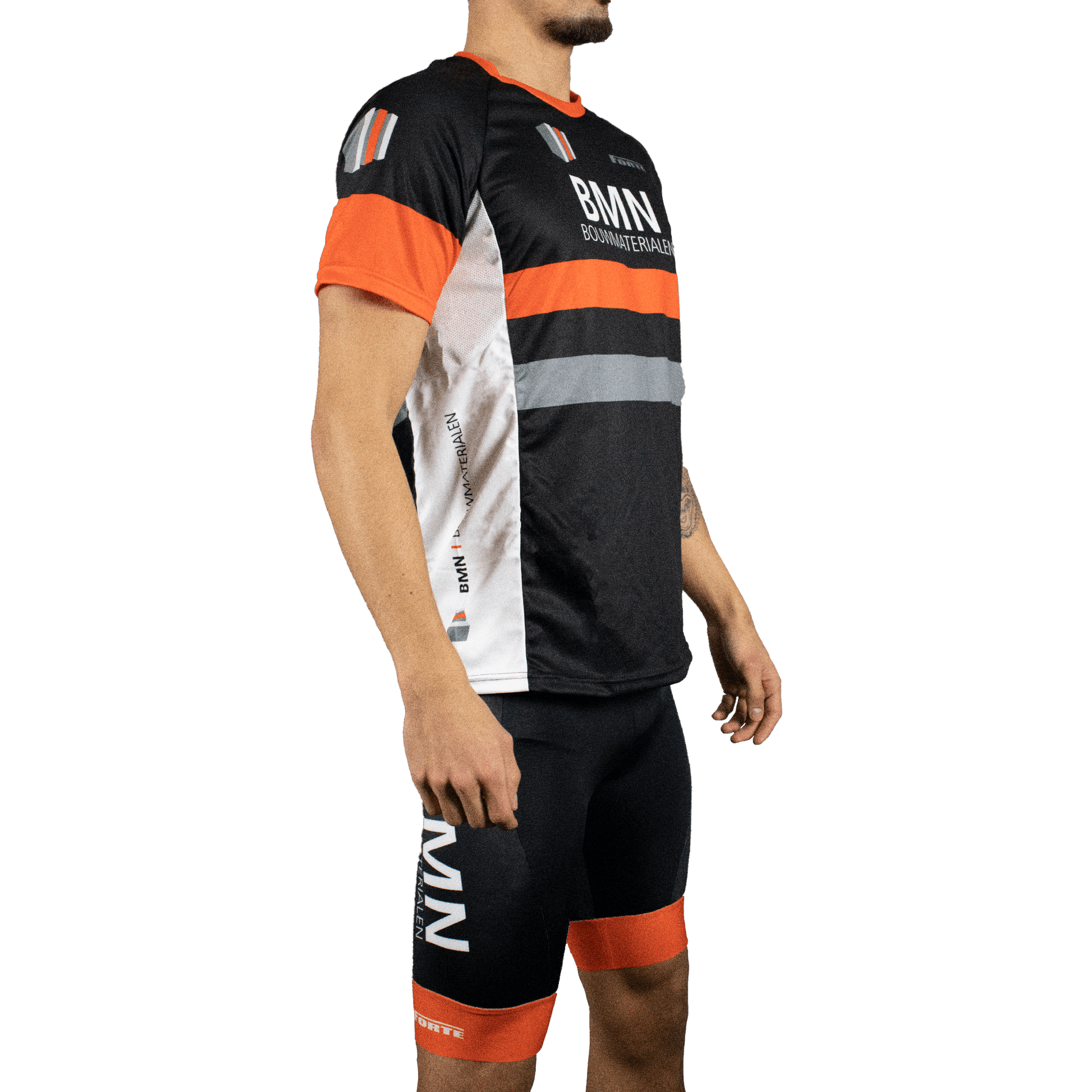 BMN running tee gedragen door model – strak sportshirt met professionele uitstraling, geschikt voor diverse sportactiviteiten