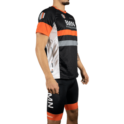 BMN running tee gedragen door model – strak sportshirt met professionele uitstraling, geschikt voor diverse sportactiviteiten